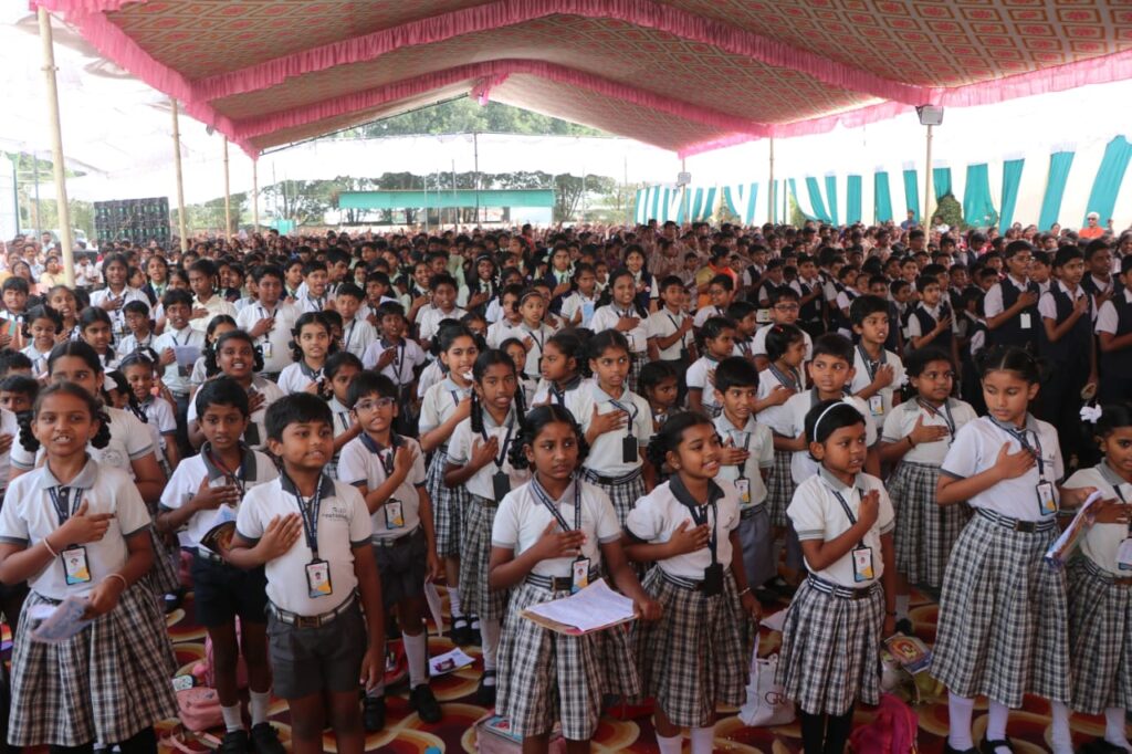 Pledge by Teenagers enmasse at Chinmay Yuva Tarang, awakening them to the transformative values of our Culture